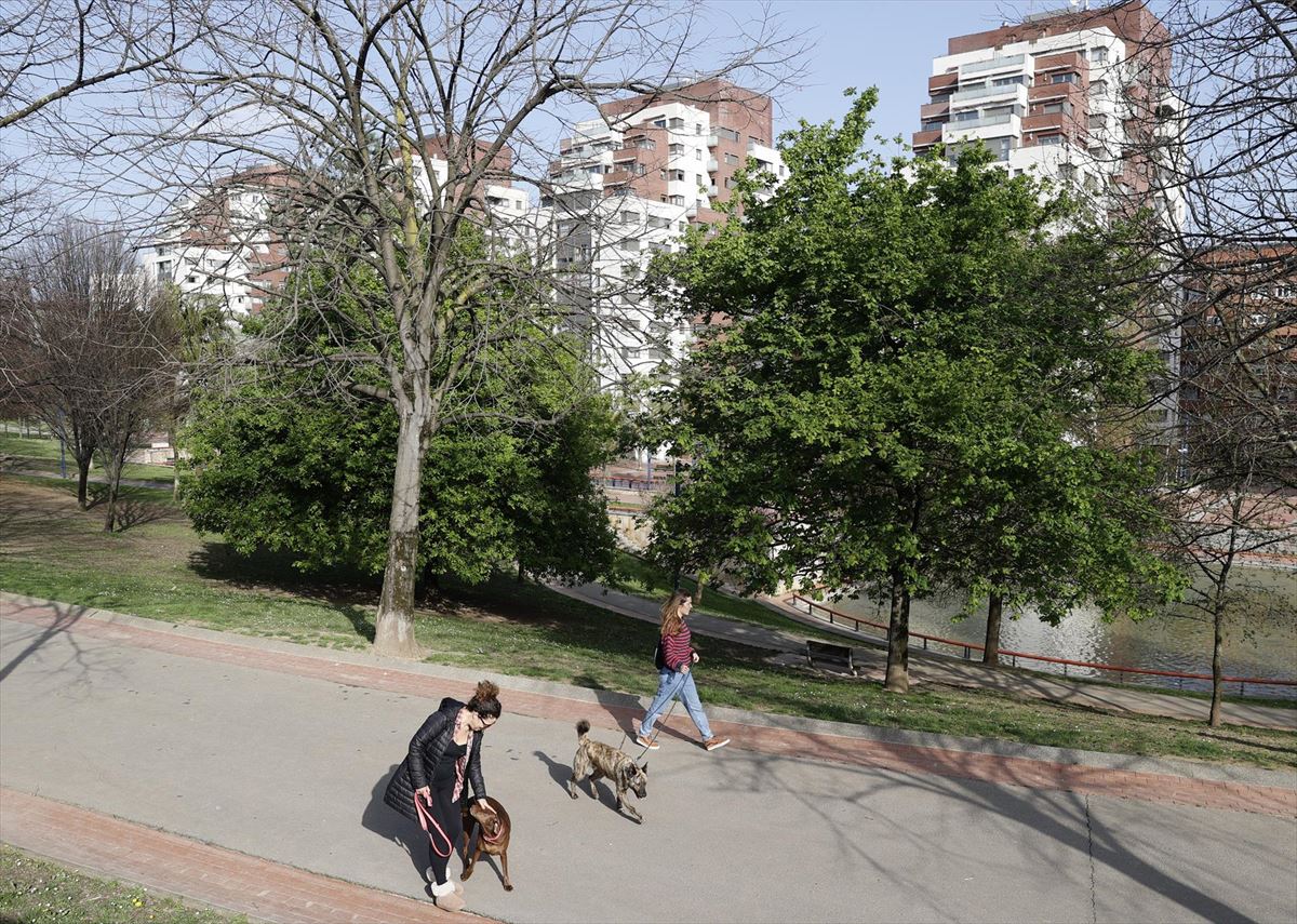 Dos mujeres pasean por un parque en Bilbao. Foto: EFE