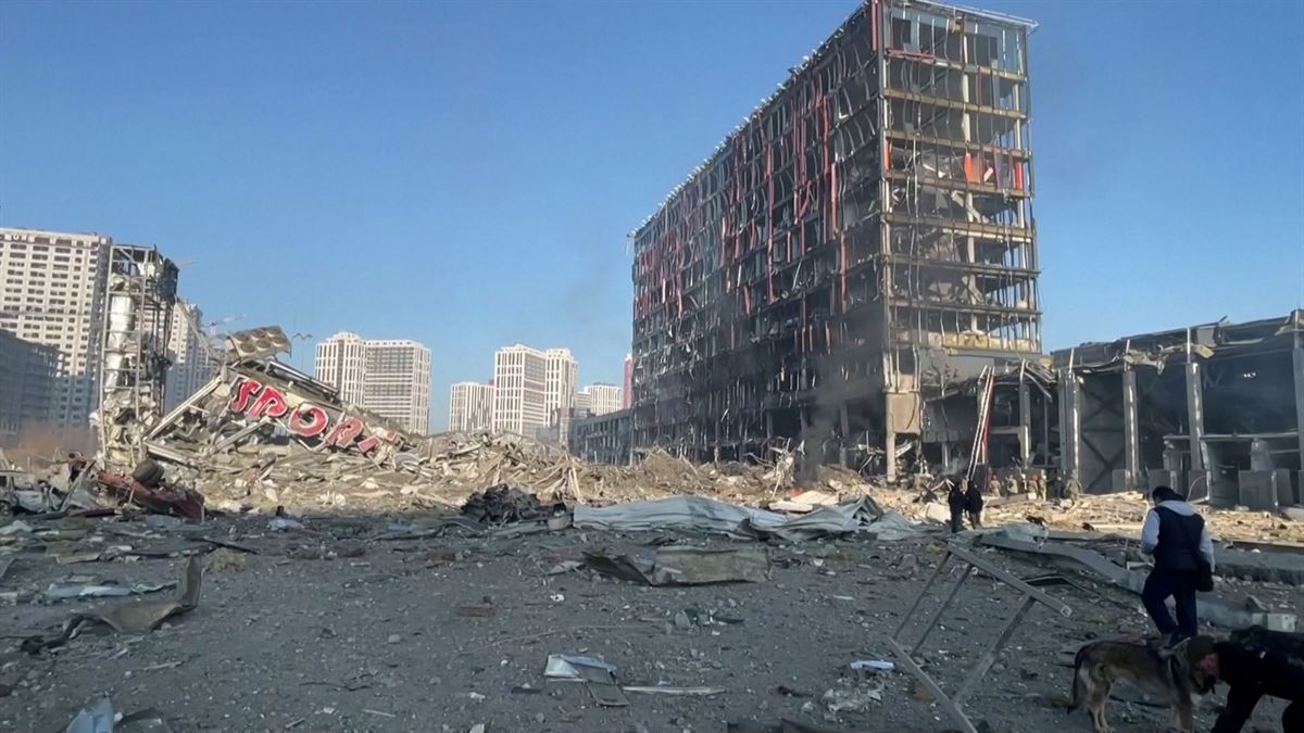 Al menos cuatro muertos y un herido tras un bombardeo ruso a un centro comercial en Kiev