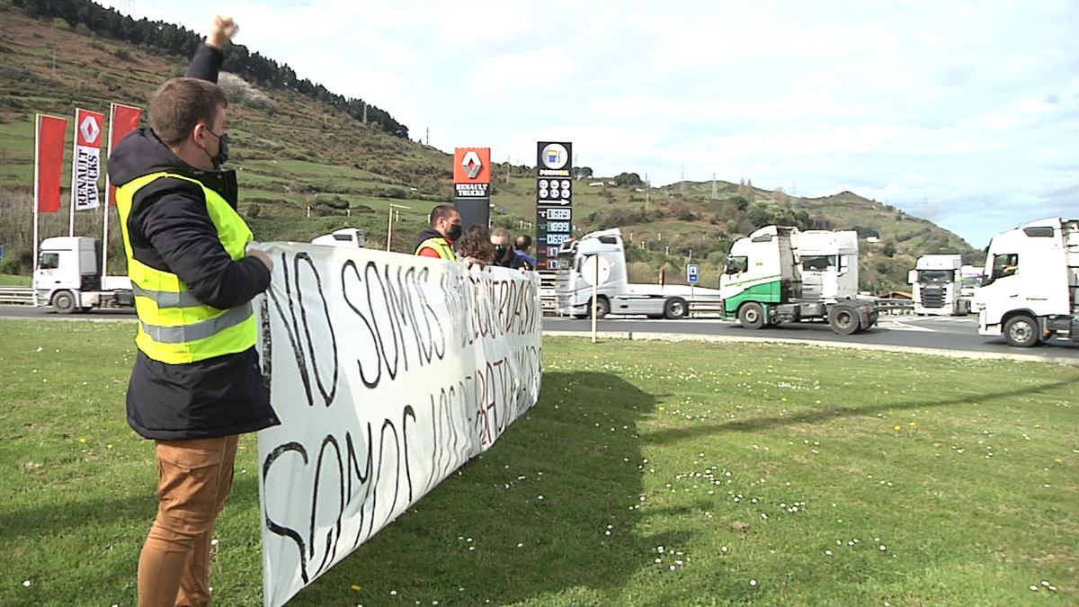 Protesta de transportistas en el Puerto de Bilbao.