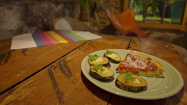 Chicago pizza eta alberjinia frijituak eztiarekin