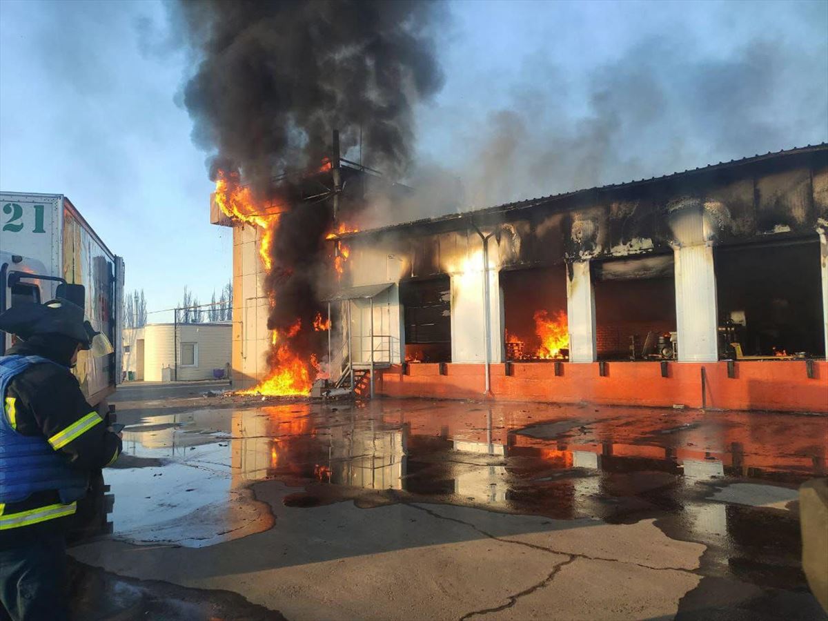 Edificio en llamas en Lugansk