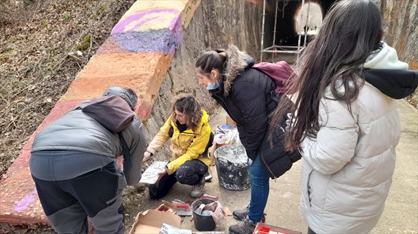 Voluntarios con la artista Irantzu Lekue coordinadora de la intervención artística
