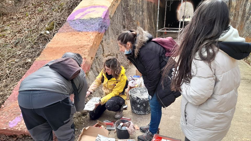 Voluntarios con la artista Irantzu Lekue coordinadora de la intervención artística
