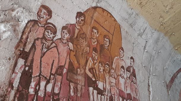 Alumnado de la escuela de Ullibarri-Jauregi junto con su maestra, Maria Begoña Garciarena, natural de Aramaio