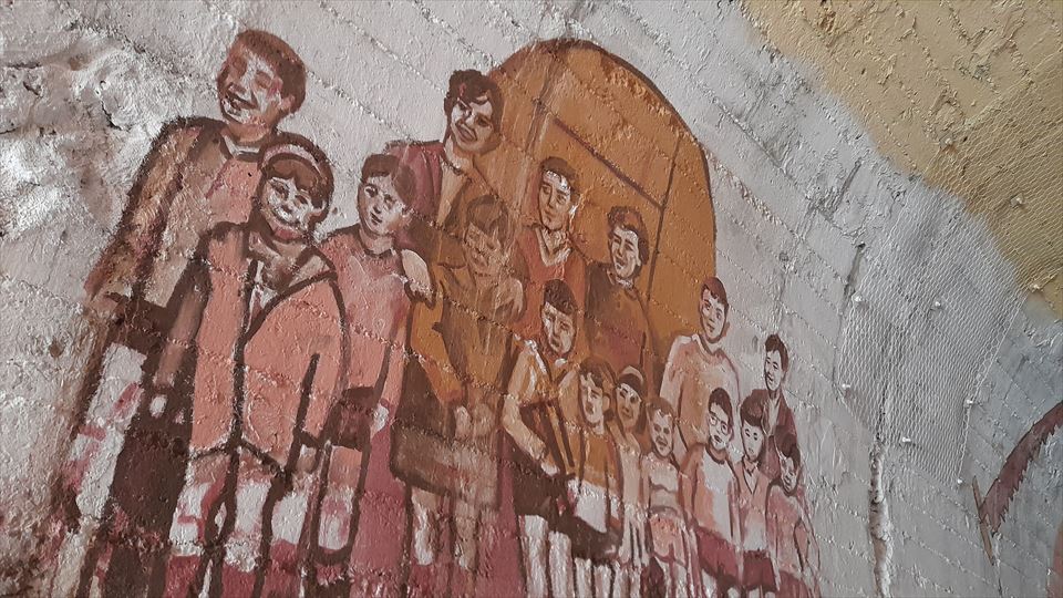 Alumnado de la escuela de Ullibarri-Jauregi junto con su maestra, Maria Begoña Garciarena, natural de Aramaio