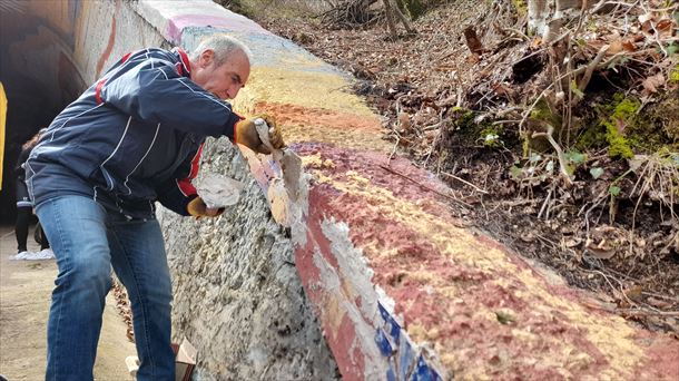 Alfredo Ruiz de Alegría, vecino de Ullibarri-Jauregi, pone la masilla antes de colocar los azulejo