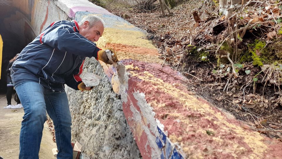 Alfredo Ruiz de Alegría, vecino de Ullibarri-Jauregi, pone la masilla antes de colocar los azulejo