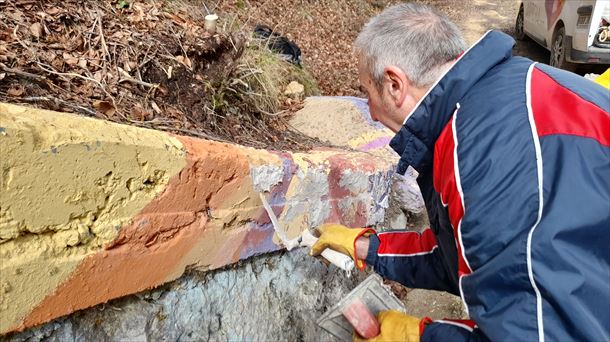 El mosaico de azulejos recubre parte del remate de entrada y salida del túnel