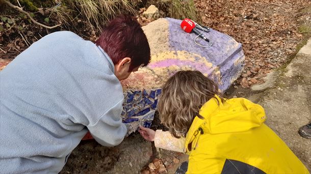 Colocar el mosaico de azulejos requiere de su técnica que supervisa la artista Irantzu Lekue