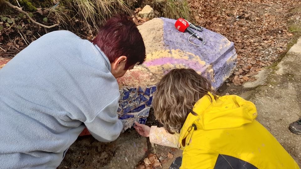 Colocar el mosaico de azulejos requiere de su técnica que supervisa la artista Irantzu Lekue