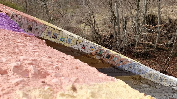 Más de seis decenas de azulejos pintados por los habitantes de Ullibarri-Jauregi ornamentan este túnel