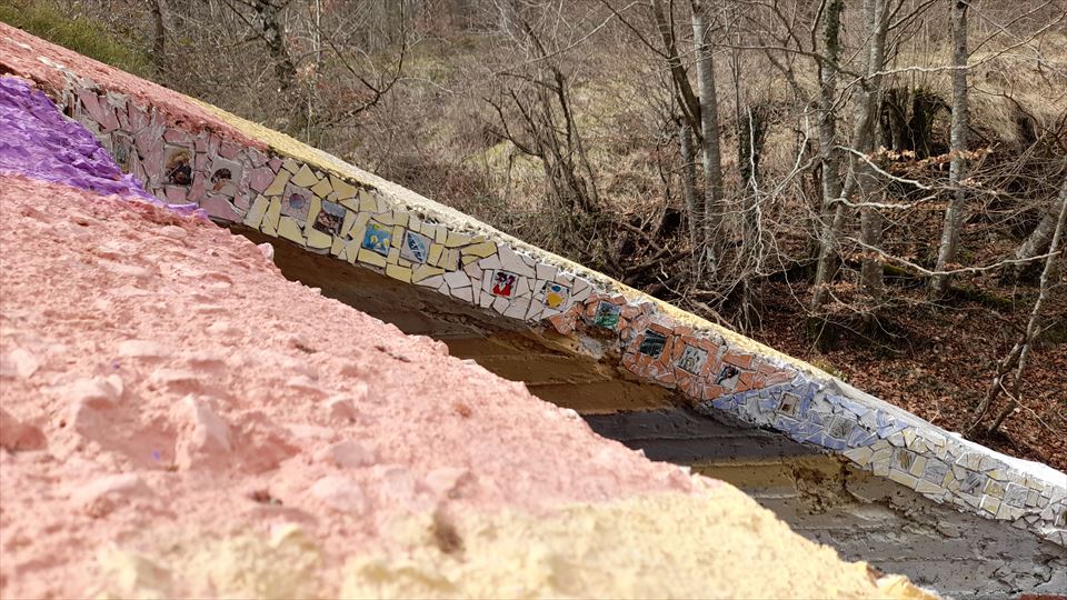 Más de seis decenas de azulejos pintados por los habitantes de Ullibarri-Jauregi ornamentan este túnel