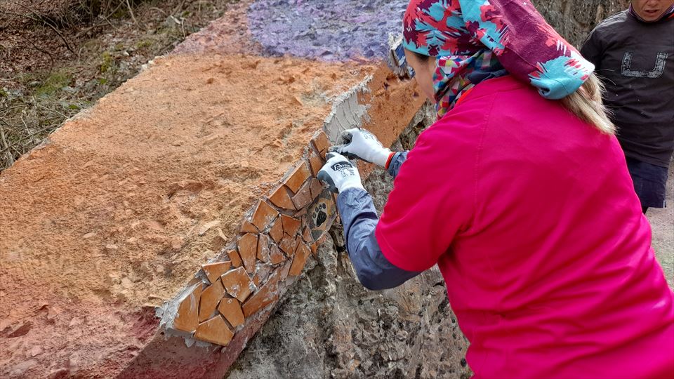 El mosaico lo elaboran voluntarios y voluntarias con mucha paciencia