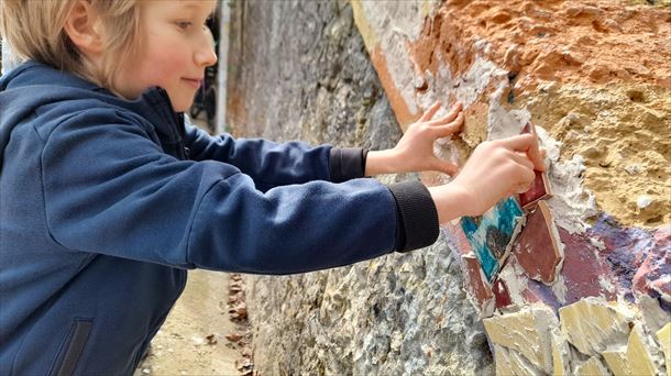Uno a uno colocan los azulejos para conforman el mosaico