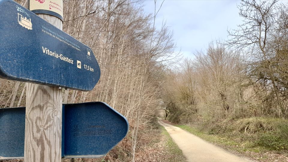 El túnel de Huecomadura esta a casi 18 kilómetros de Vitoria-Gasteiz y cerca de Ullibarri-Jauregi