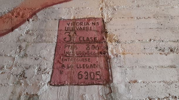 Varios antiguos billetes del Ferrocarril Vasco-Navarro ha quedado reflejado en los muros del túnel de Huecomadura