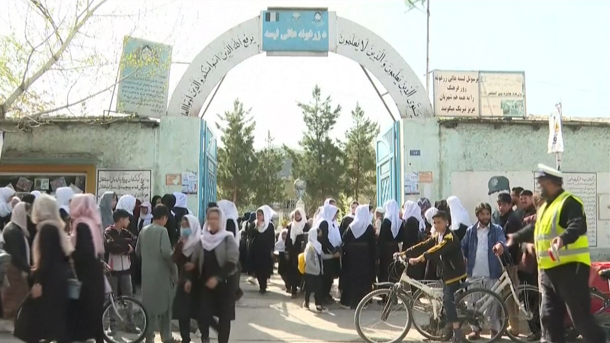 Exterior de una escuela afgana. Imagen obtenida de un vídeo de Agencias.