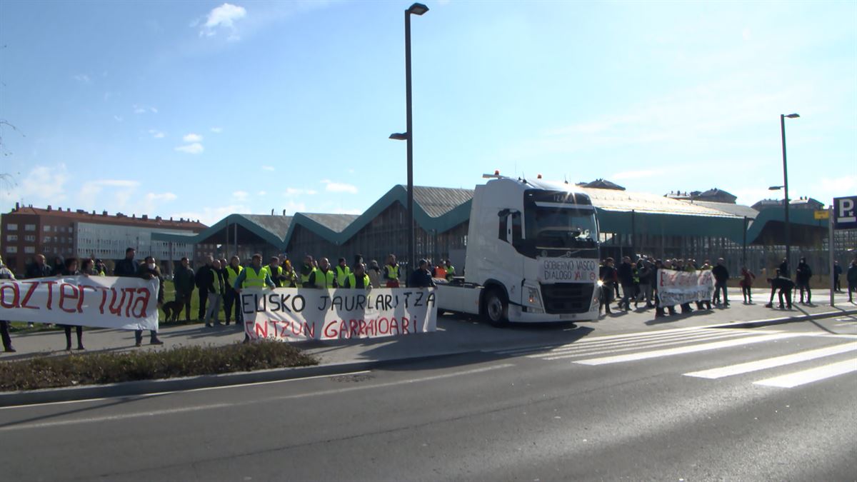 Protesta en Lakua. Imagen obtenida de un vídeo de EITB Media.