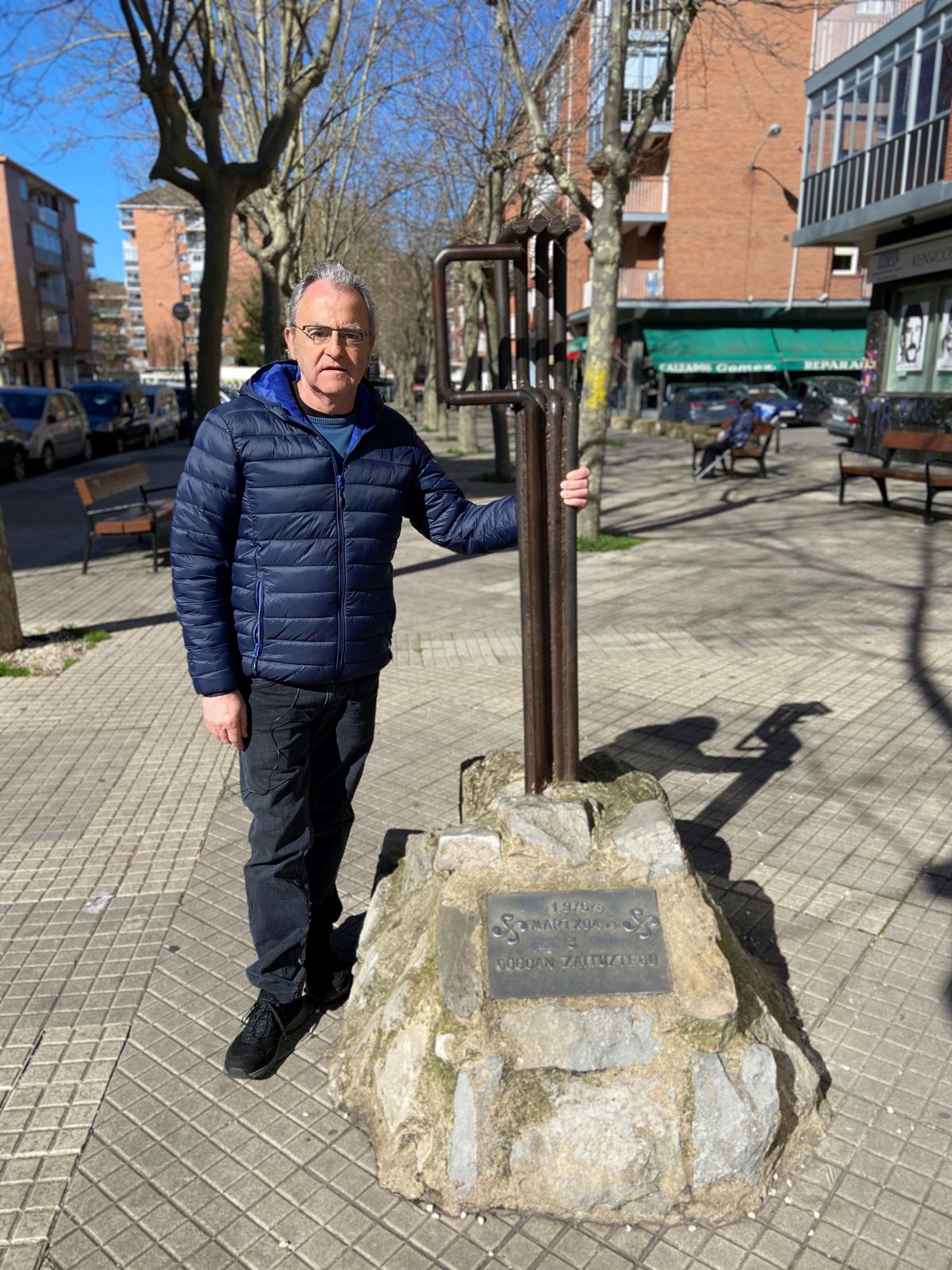 Andoni Txasko junto al monolito del 3 de marzo