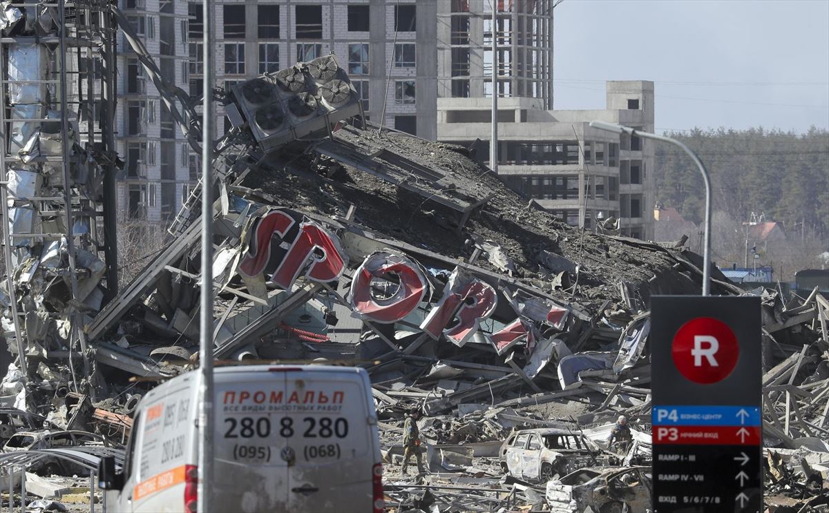 Un centro comercial destruido por los bombardeos en Kiev. Foto: EFE