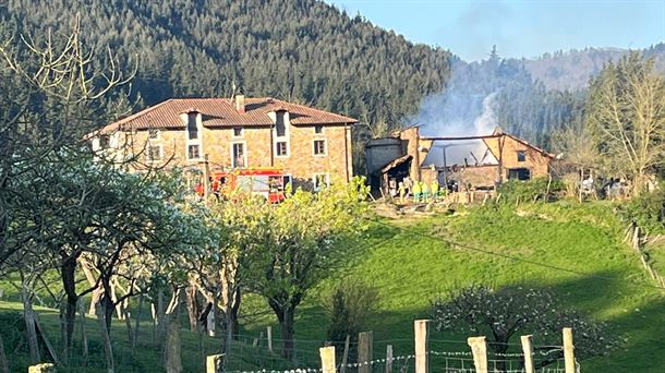 Los bomberos hallan dos cadáveres y buscan un tercero en el caserío calcinado en Okondo