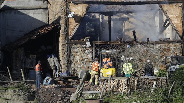 Caserío de Okondo devastado por las llamas