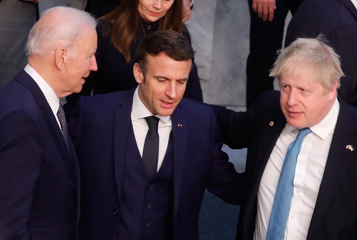 Joe Biden, Emmanuel Macron y  Boris Johnson antes del comienzo de la cumbre
