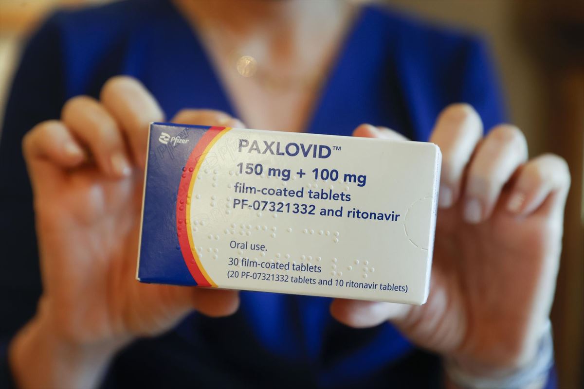 Una caja del antiviral Paxlovid. Foto: EFE
