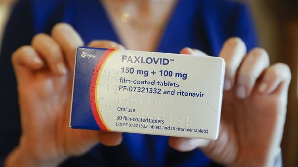 Una caja del antiviral Paxlovid. Foto: EFE