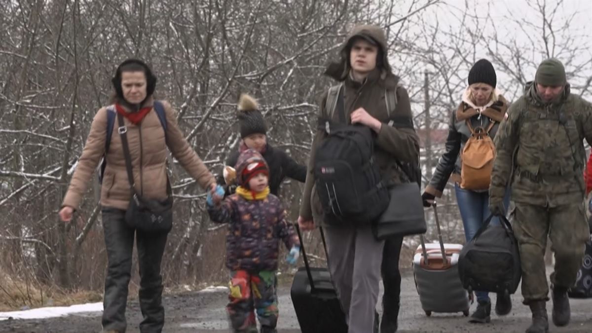Errefuxiatu ukrainarrak. Agentzietako bideo batetik ateratako irudia.