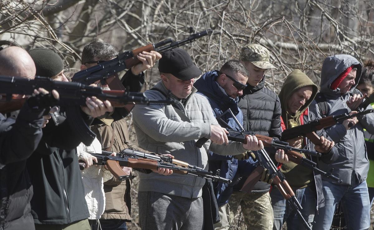 Entrenamiento para aprender a usar armas en el puerto de Odesa (Ucrania). Foto: EFE