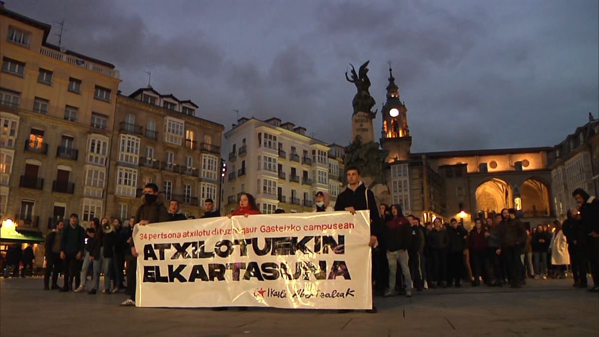 Concentración para pedir la libertad de los 34 estudiantes detenidos en Vitoria-Gasteiz