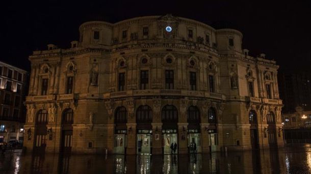 El teatro Arriaga de Bilbao, a oscuras, en una edición anterior de 'La Hora del Planeta'. 