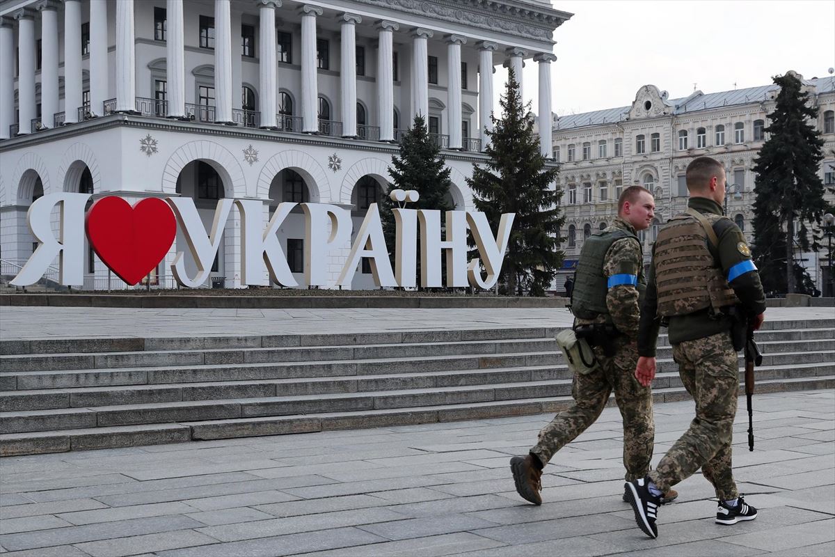 Dos soldados caminan por las calles de Kiev. Foto: EFE