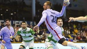 Azkenera arte borrokatu da Anaitasuna Bartzelonaren aurka, baina ez du finalaurrekoetarako pasea lortu (35-32)