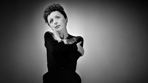 Édith Piaf: bajo la luz de una farola