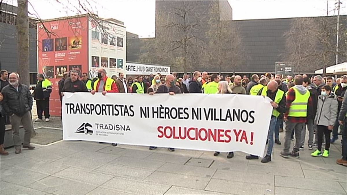 Cabecera de la manifestación de TRADISNA, hoy en Pamplona. Captura de imagen de un vídeo de EITB.