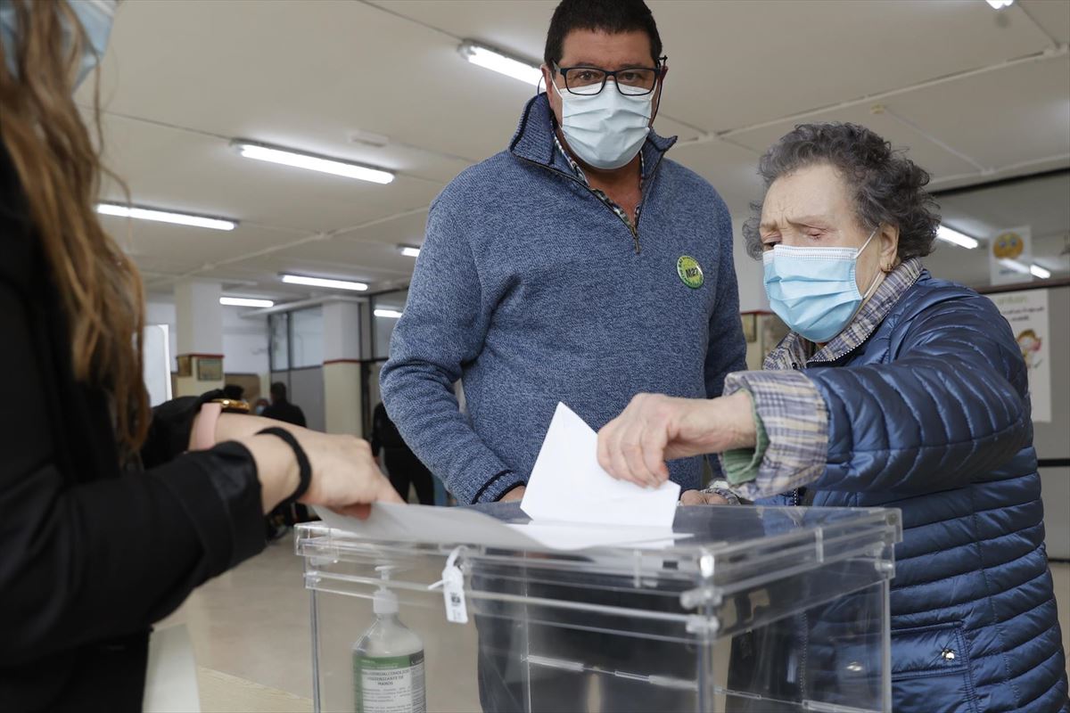 Una mujer vota en Usansolo. Foto: EFE