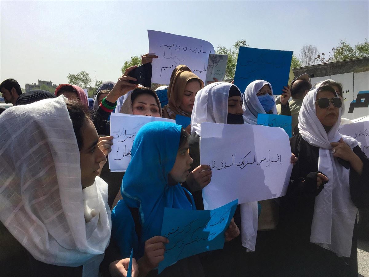 Protesta de profesoras, este sábado en Kabul. Foto: EFE