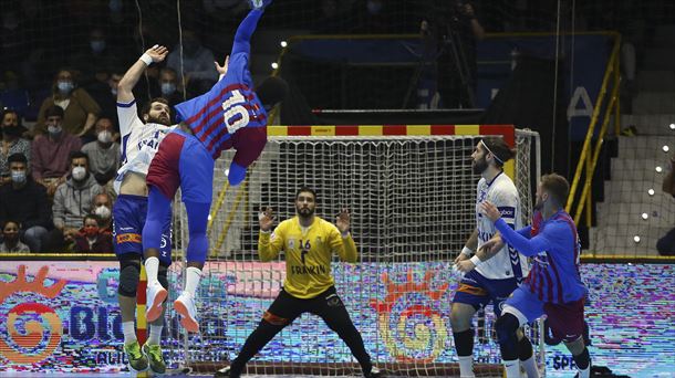 El jugador del Barcelona Dika Mem lanza a puerta durante la final. Foto: EFE.