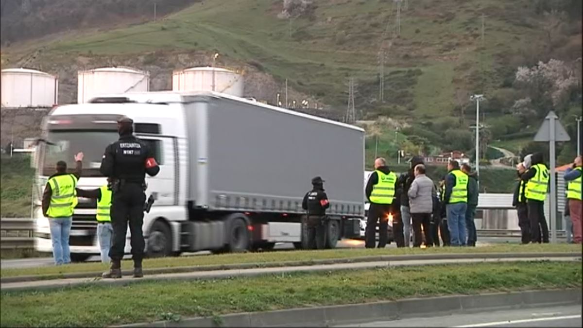 Piquetes en el puerto de Bilbao. Imagen obtenida de un vídeo de EITB Media.