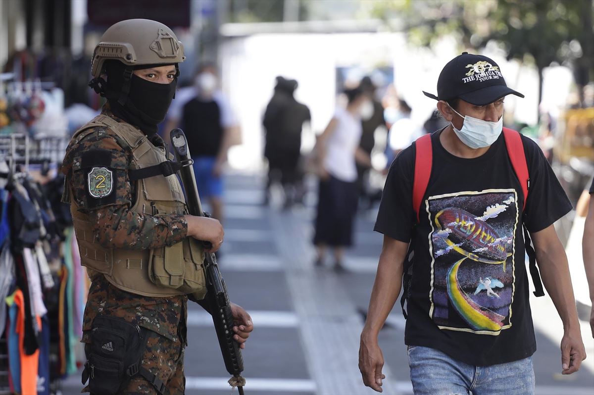 Policía en las calles de San Salvador. Foto: EFE.