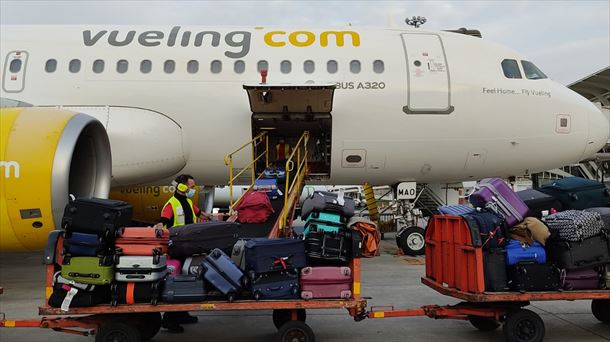 Traslado de maletas en el aeropuerto de Bilbao