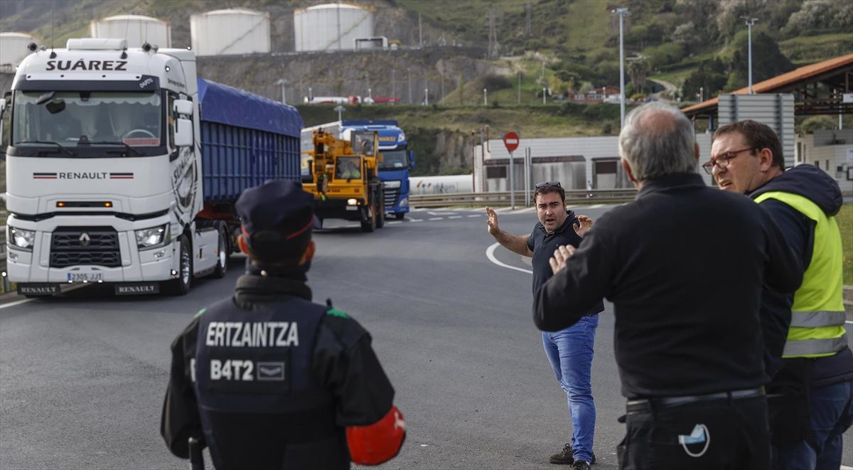 Huelga de transportistas en el Puerto de Bilbao. Foto: EFE