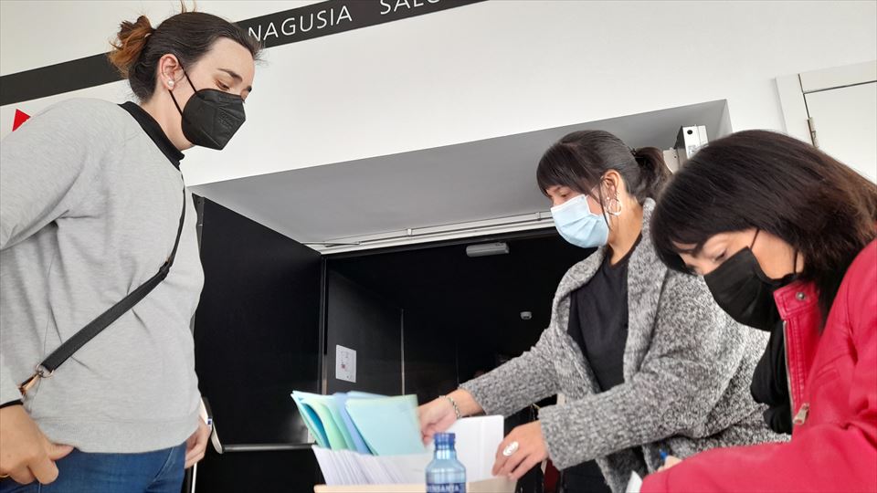 3.-Los 274 concejos asociados uno a uno se acreditan antes de acceder al Salón de Actos