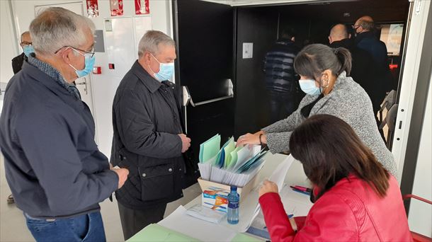 4.-Una vez acreditados reciben la las papeletas para votar a una de las dos candidaturas