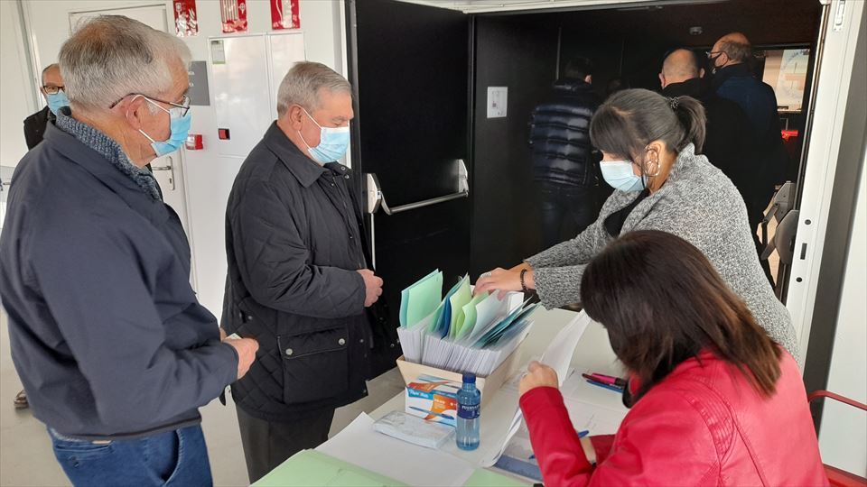 4.-Una vez acreditados reciben la las papeletas para votar a una de las dos candidaturas