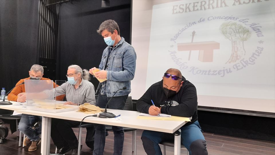 15.-Uno a uno se contabilizan los 274 votos emitidos