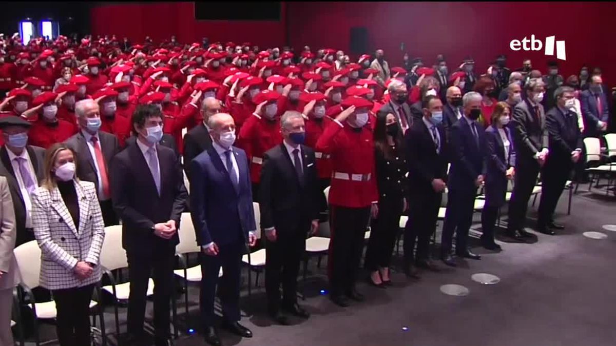 La "foto de familia" realizada hoy en el acto de homenaje. 