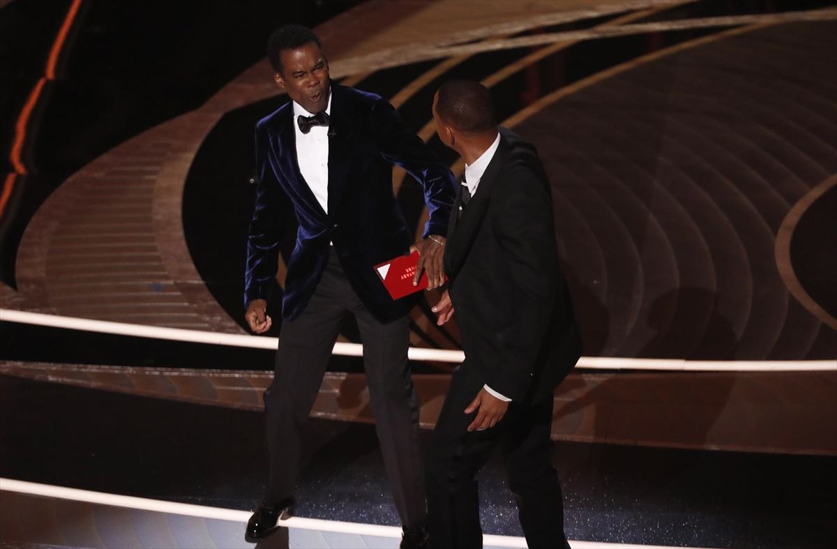 El momento de la agresión de Will Smith a Chris Rock en los Óscar 2022. Foto: EFE
